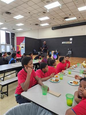 students eating breakfast